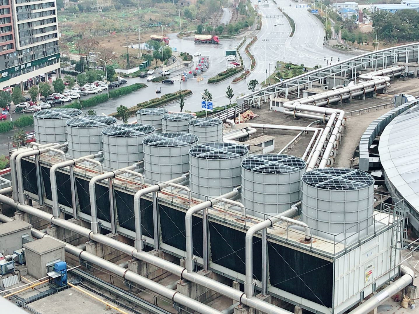 密閉式冷卻塔可拆分成哪幾部分?(濕式冷卻塔可分為哪幾類)